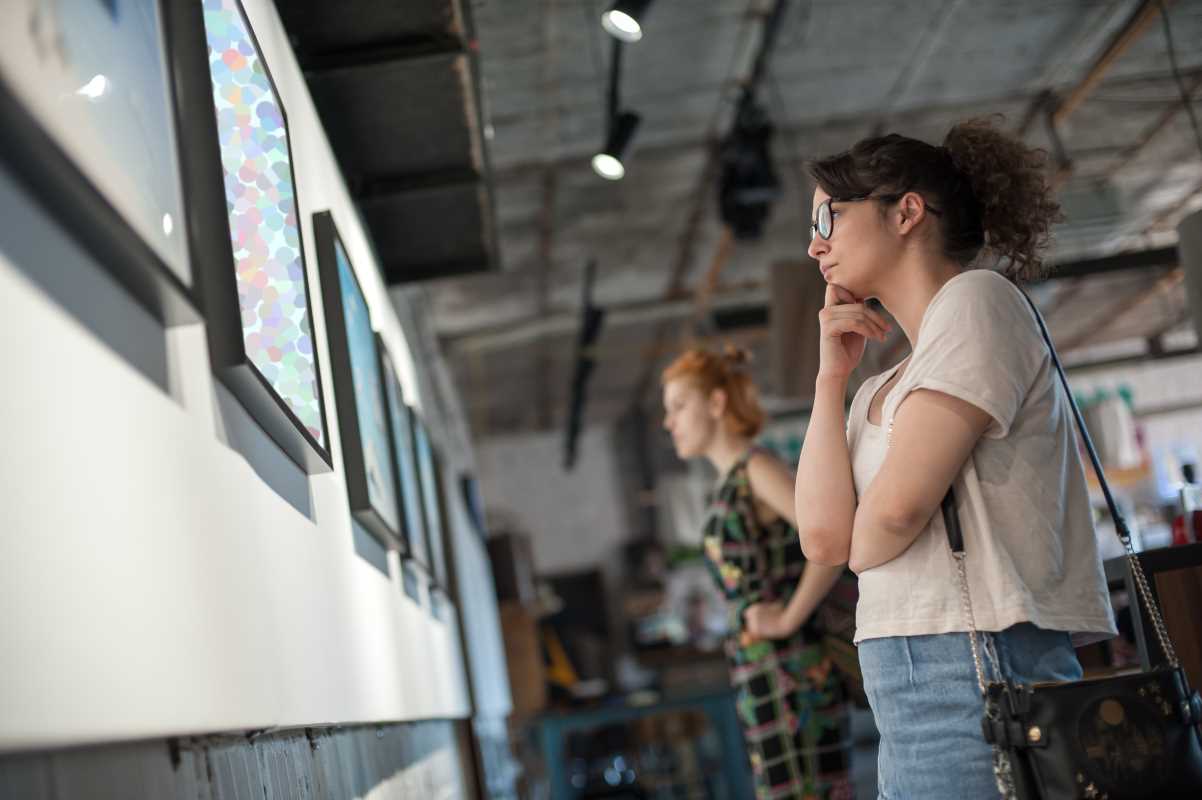Best Ways to Host a Community Art Exhibition for New Talent